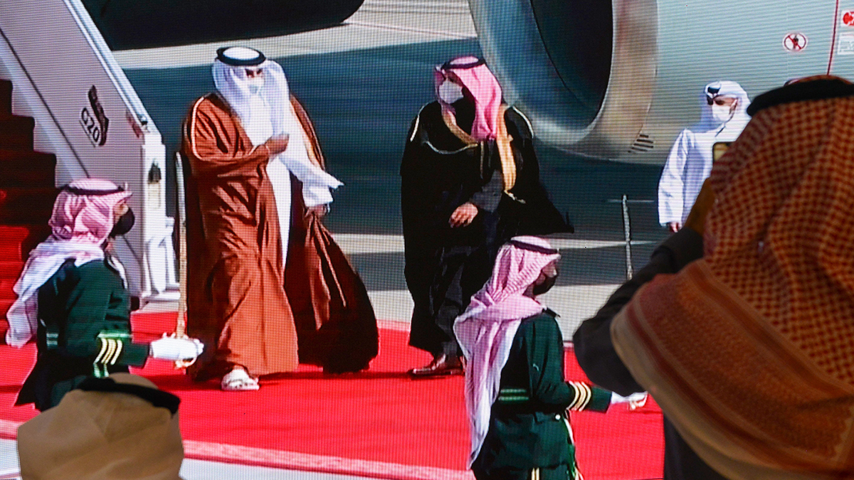El emir de Catar, Tamim bin Hamad Al-Thani (izqda.), es recibido por el príncipe heredero de Arabia Saudí, MOhamed bin Salmán.