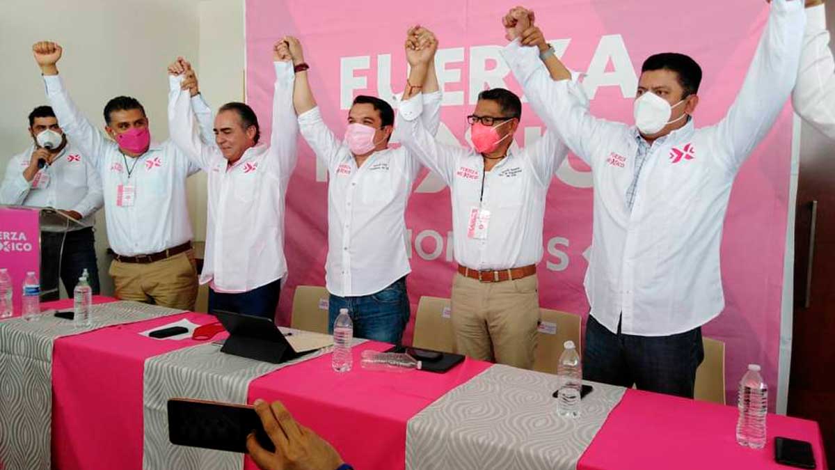 Militantes del partido Fuerza Por México, en el que 18 hombres se autodeterminaron mujer para cumplir con la ley de paridad y presentarse a las elecciones.