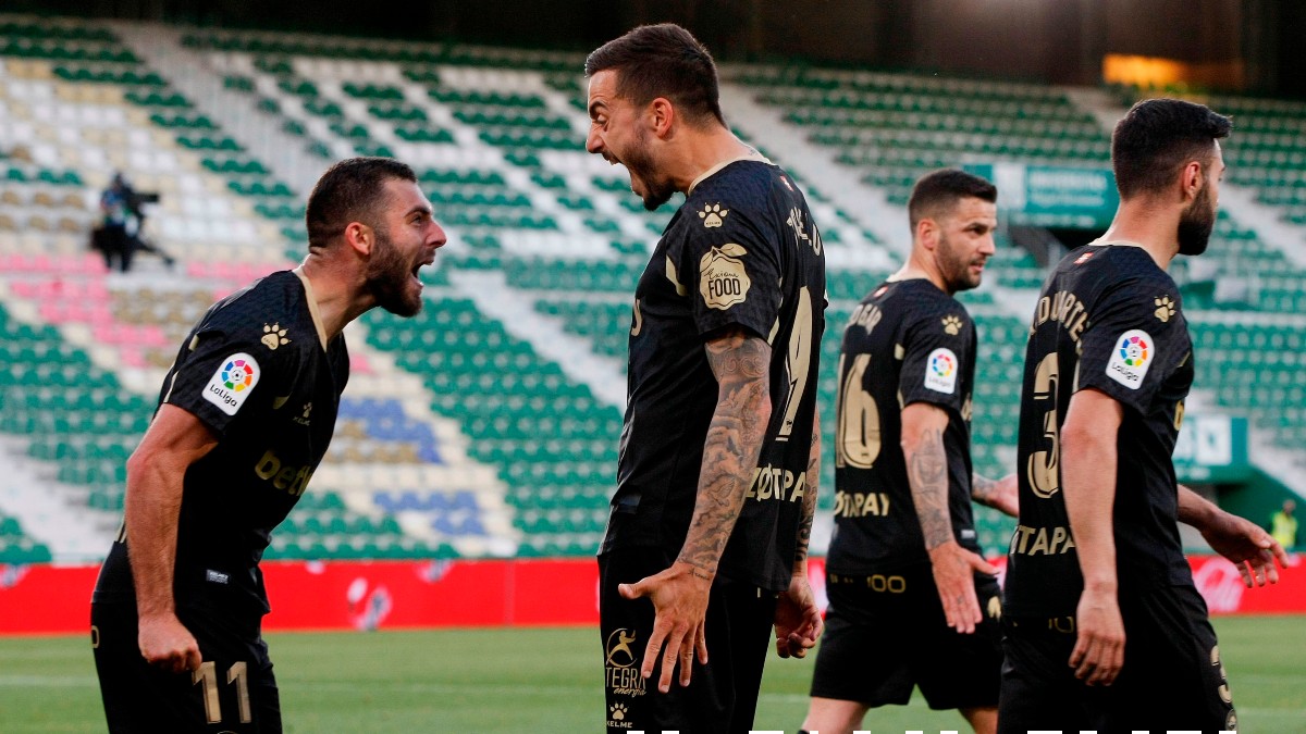 Rioja y Joselu celebran un gol. (EFE)