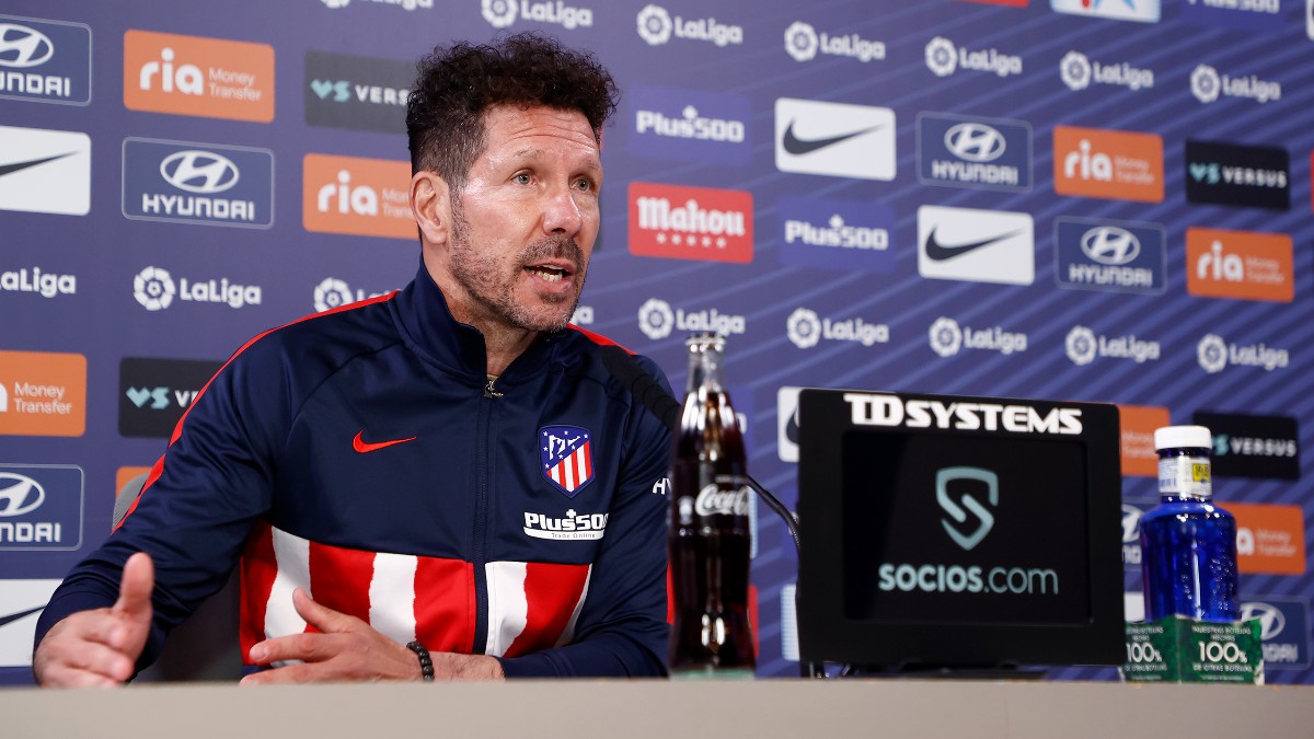 Simeone durante una rueda de prensa con el Atlético. (Foto: atleticodemadrid.com)