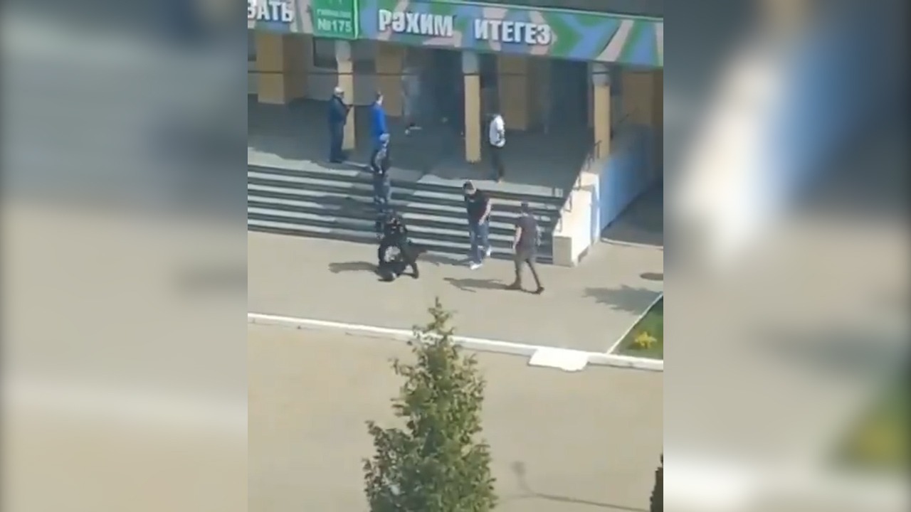 El momento en el que la Policía detiene a uno de los dos adolescentes que han abierto fuego en un colegio de Kazan, Rusia.