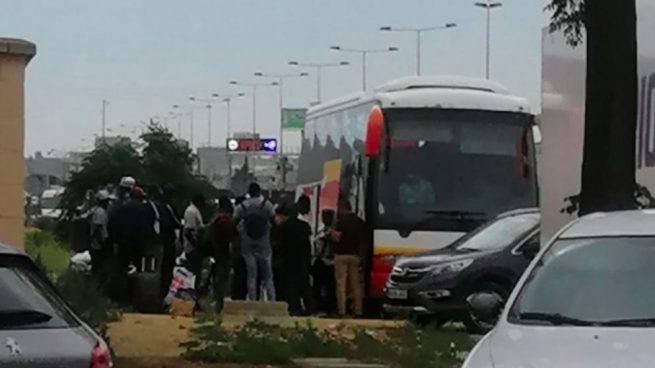 Inmigrantes bajan de un autobús en Sevilla.