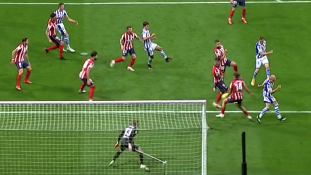 penalti-mano-llorente