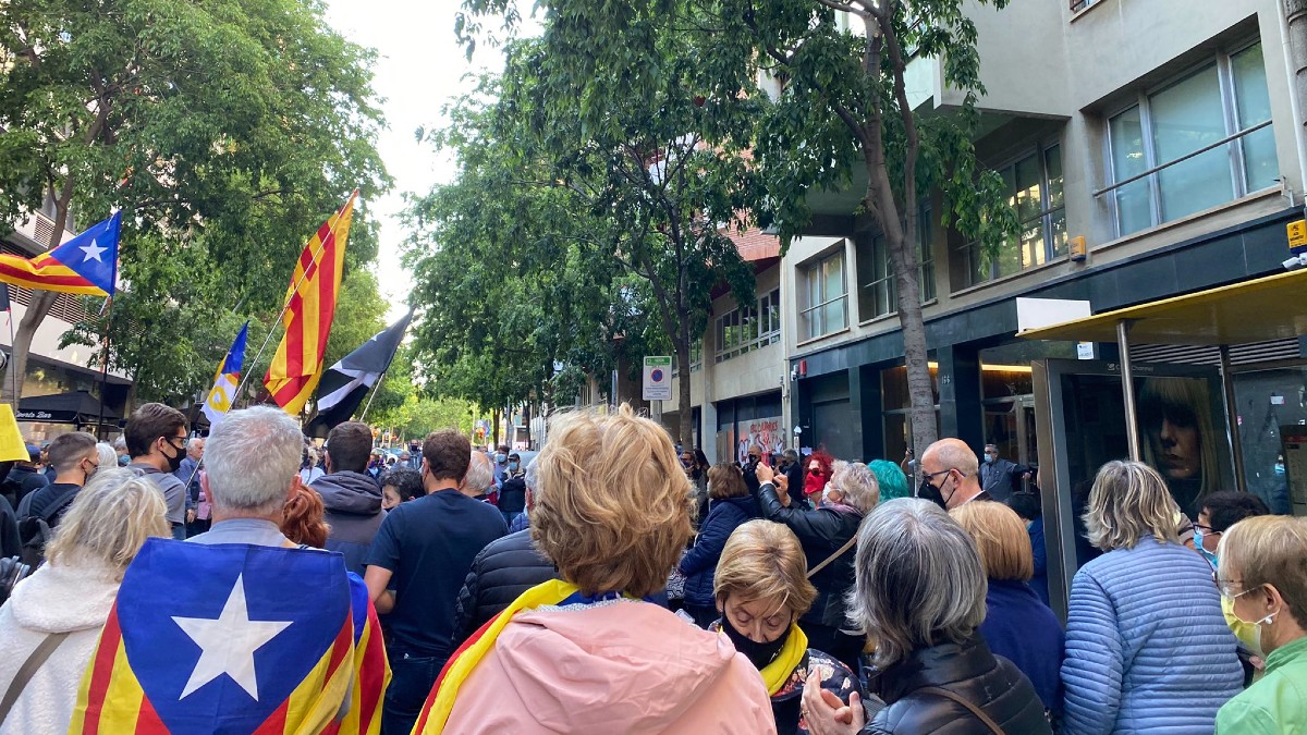 Separatistas protestando delante de la sede de ERC en Barcelona.