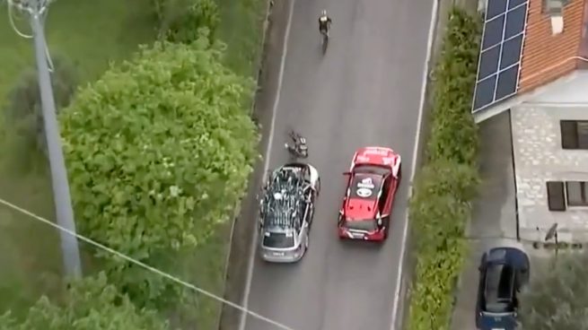 Escalofriante: un coche de carrera atropella a Peter Serry en el Giro de Italia