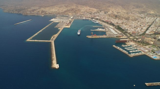 Más presión para Almería: explota una narcolancha en alta mar en plena persecución