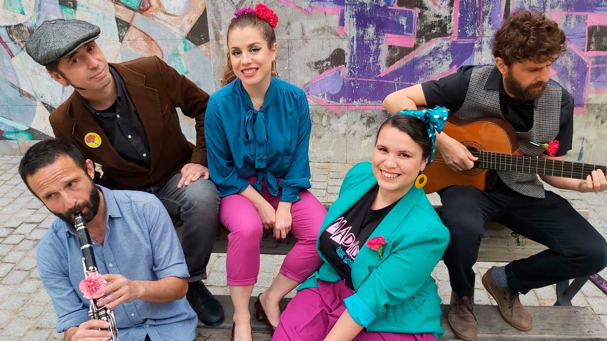 Las integrantes de Livianas Provincianas y los integrantes de Variedades Azafrán. Foto: EP