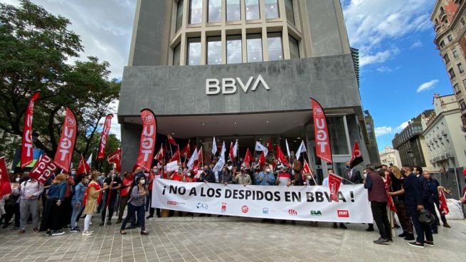 Concentración de trabajadores delante de una oficina de BBVA