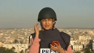 Una periodista de Al Jazeera asiste en directo a la explosión de un misil de Israel en la franja de Gaza a escasos metros de ella.