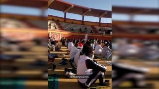Rezo masivo en una plaza de toros de Huelva.