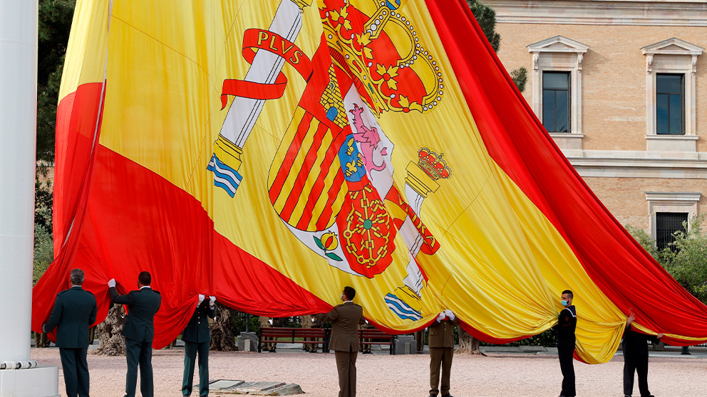 Gran bandera de España que preside Colón. (Foto: EFE)