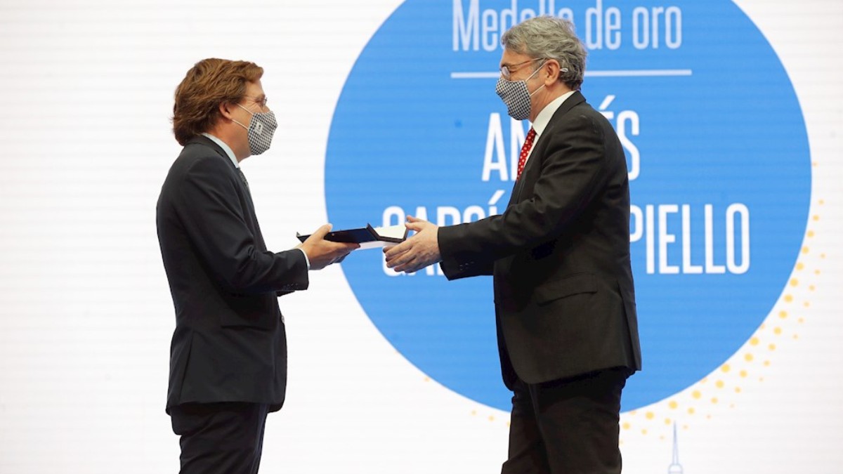 Trapiello recibe la Medalla de Oro del Ayuntamiento de Madrid. (Efe)