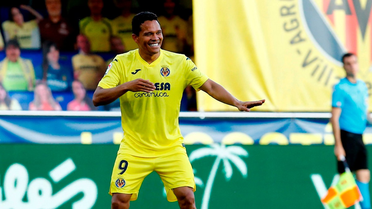 Bacca celebra uno de sus goles al Sevilla. (EFE)