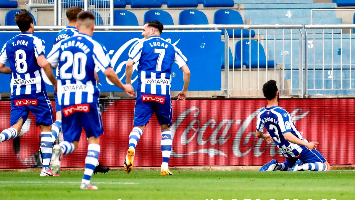 Los jugadores del Alavés celebran la victoria. (EFE)