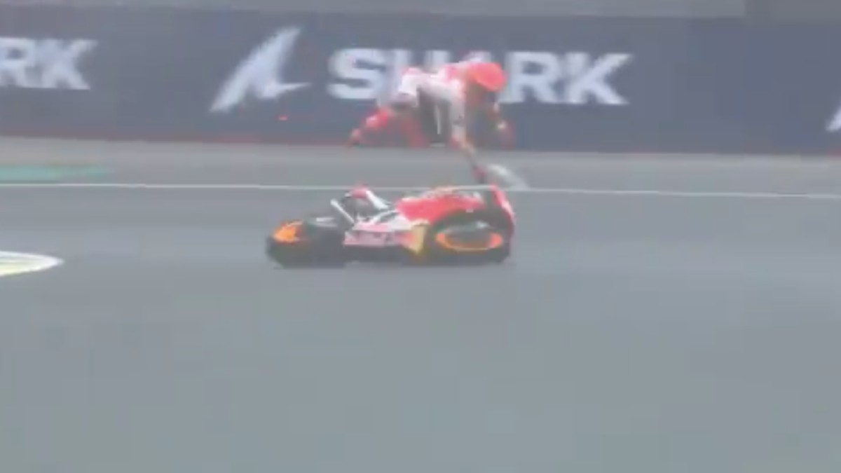La aparatosa caída de Marc Márquez en el GP de Francia en el circuito de Le Mans.