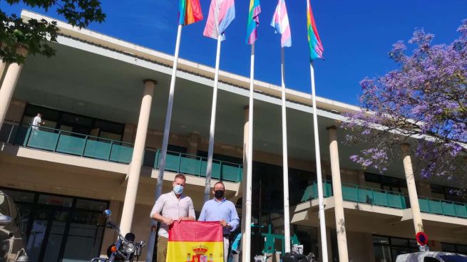 Vox denuncia al Ayuntamiento de Dos Hermanas por sustituir la bandera de España por la bandera LGTBI
