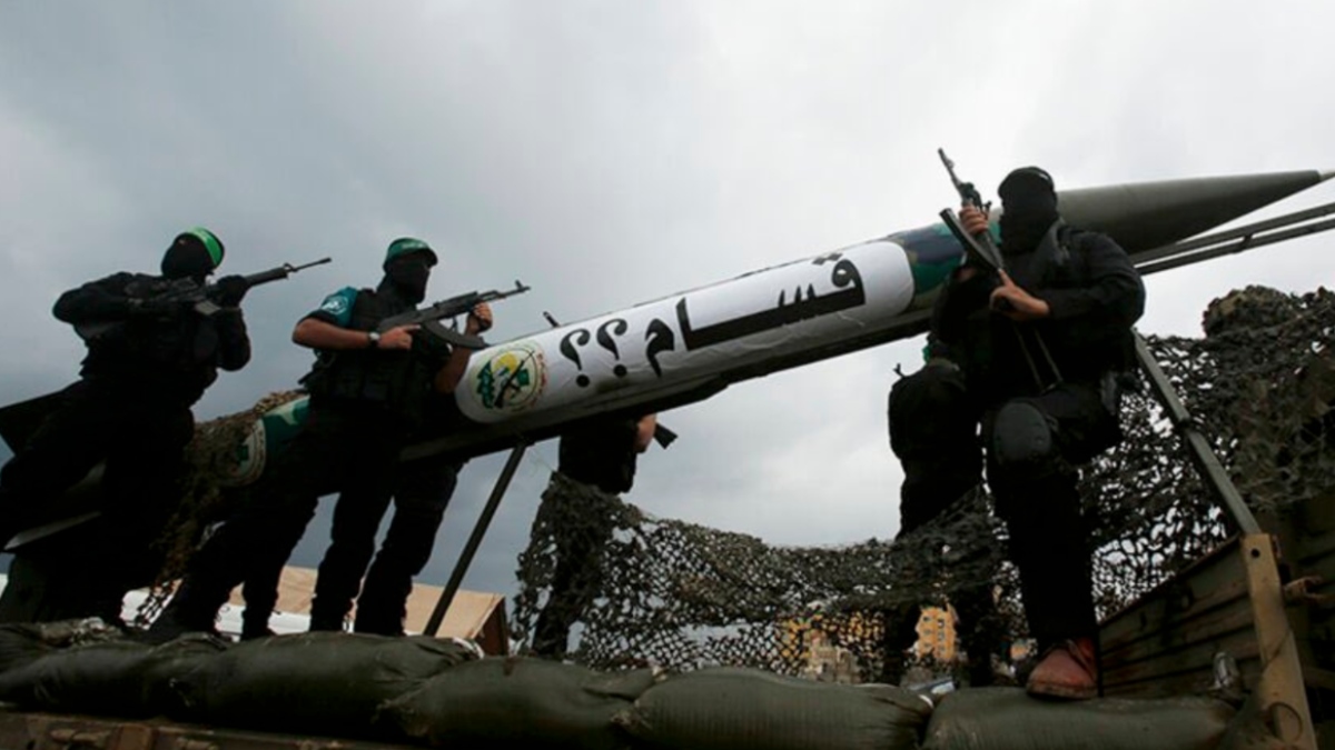 Milicianos de Hamás posan con uno de los misiles lanzados estos días.