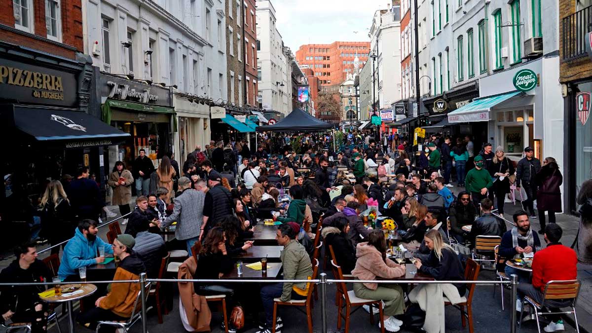 Ciudadanos londinenses disfrutan de la reapertura de los pubs y bares en la zona del Soho de Londres. Foto: AFP