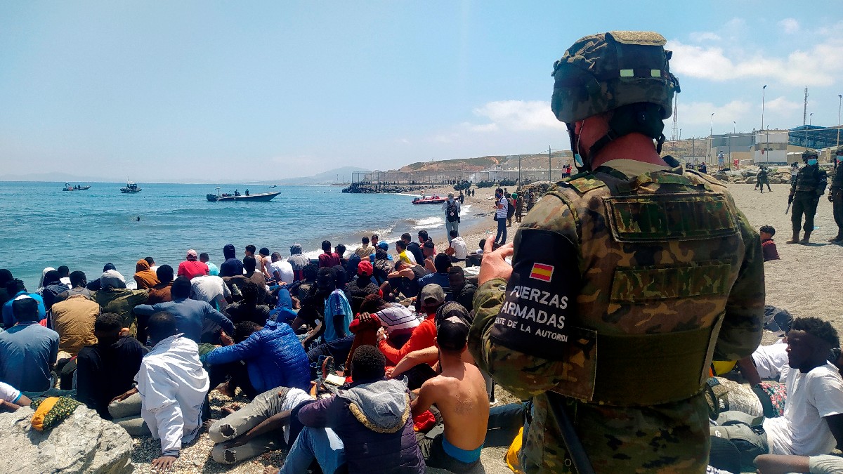 Inmigrantes en Ceuta. (Foto: Efe)