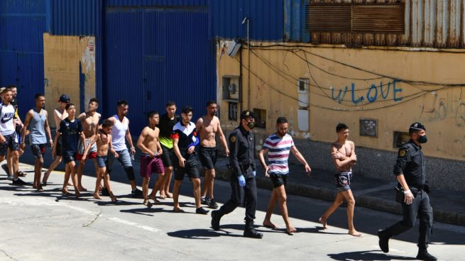 Un grupo de jóvenes inmigrantes marroquíes en Ceuta. (Foto: Antonio Sempere - Europa Press)