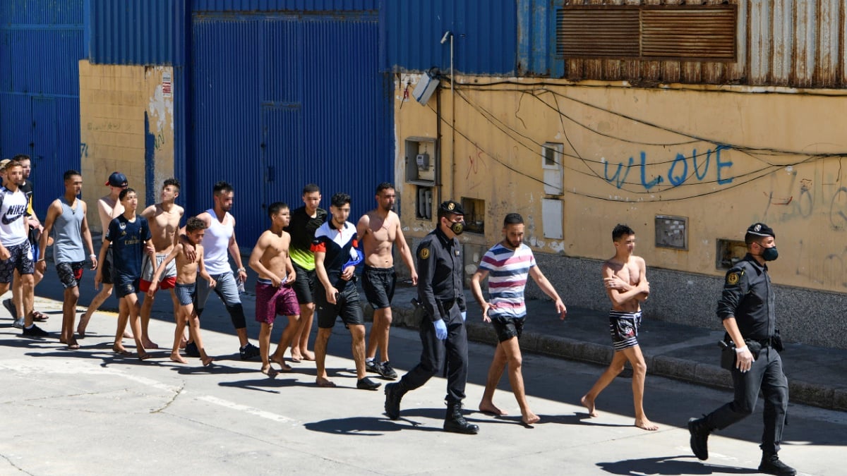 Un grupo de jóvenes inmigrantes marroquíes en Ceuta .