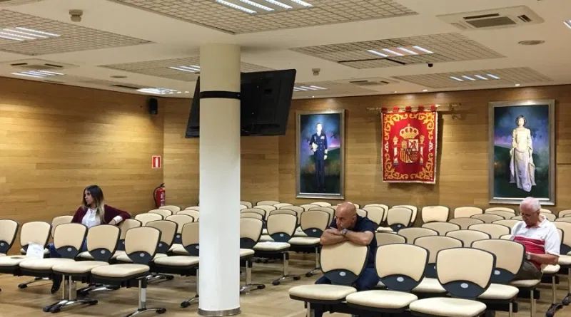 La alcaldesa socialista de Getafe retira los cuadros de Juan Carlos y Sofía del salón de plenos