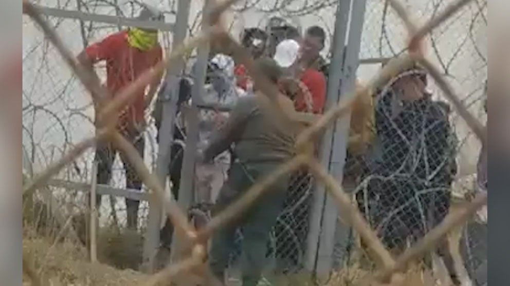 Policía marroquí permitiendo el acceso por El Tarajal.