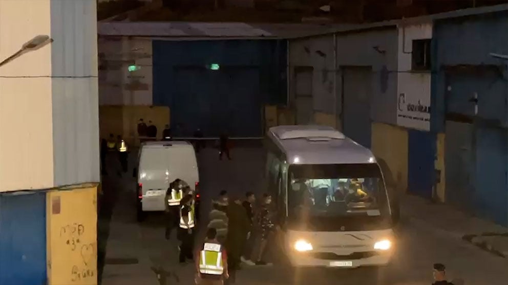 Autobús trasladando a menores inmigrantes en Ceuta.