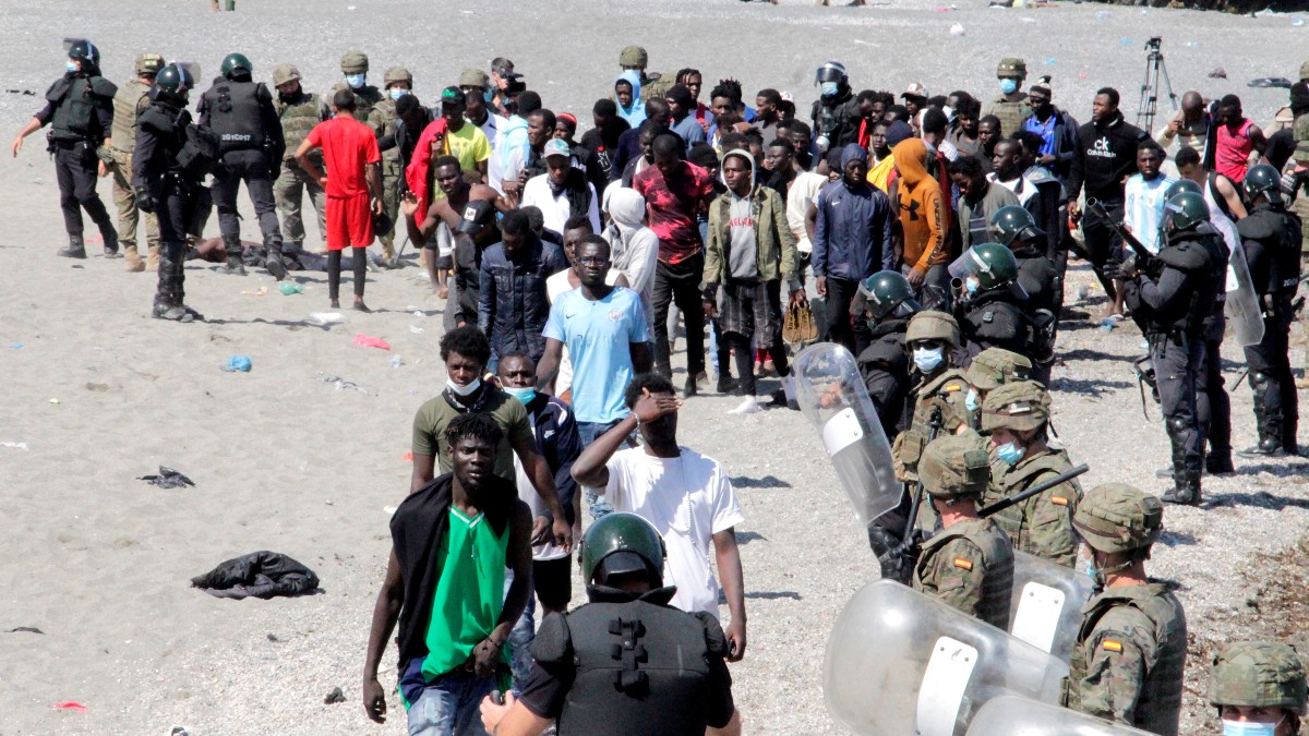 Inmigrantes en la playa de El Tarajal de Ceuta (Foto: EFE)