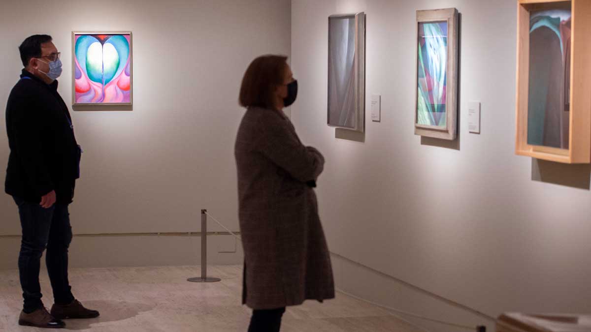 Varias personas observan las obras que componen la retrospectiva de Georgia O’Keeffe. Foto: EP