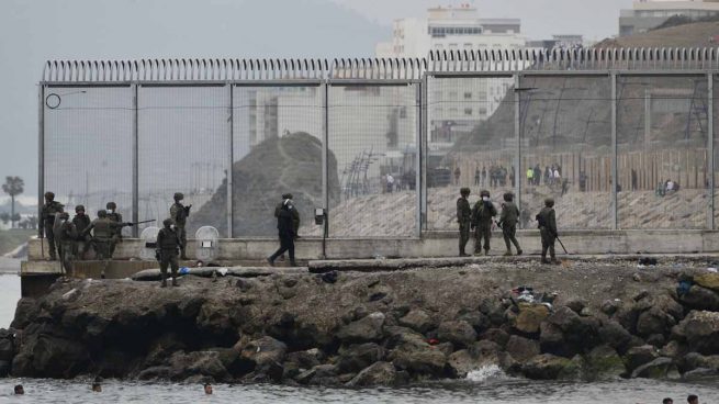Marruecos cierra los accesos fronterizos y corta el paso de inmigrantes a Ceuta