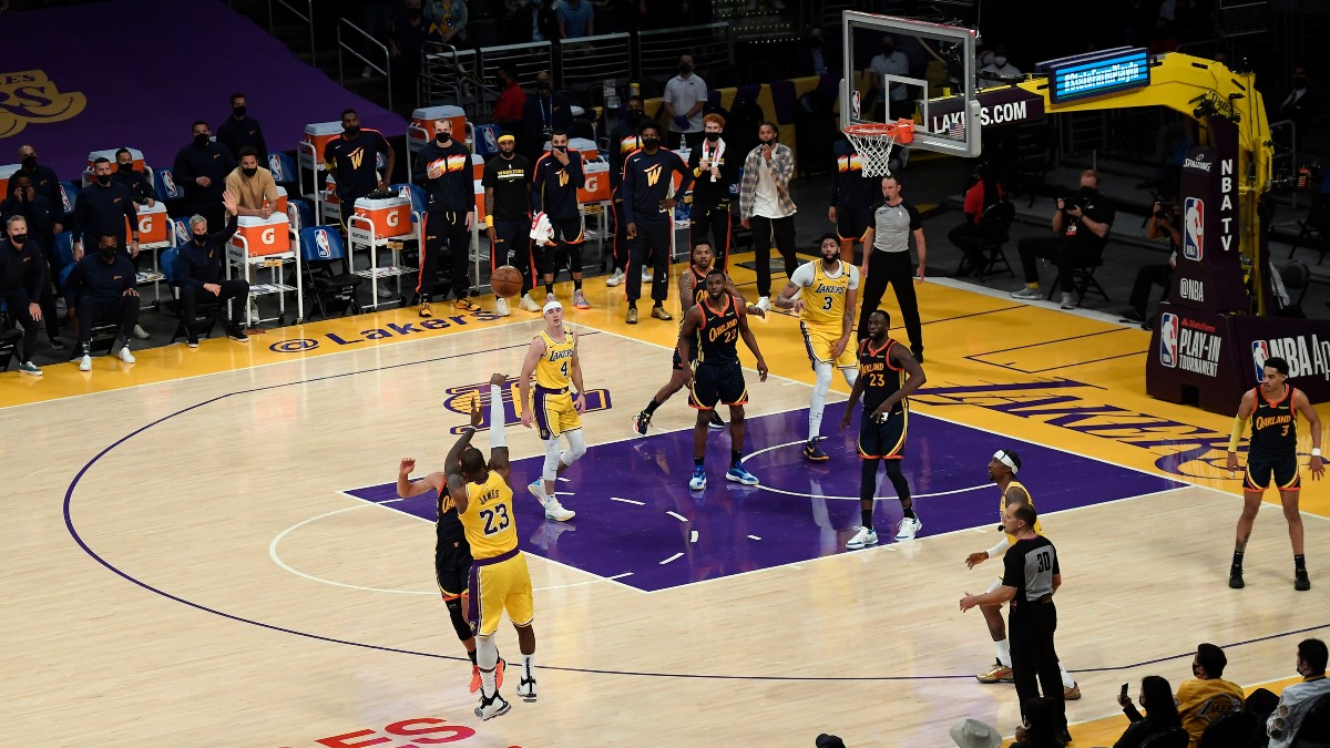 LeBron anota el triple de la victoria para los Lakers. (Getty)