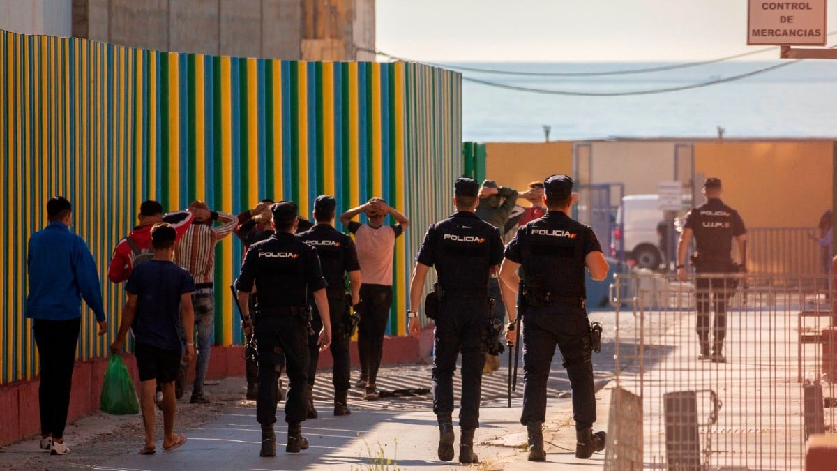 Policías nacionales en Ceuta. (Foto: Efe)