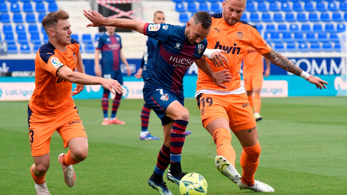 Ferreiro disputa un balón en el partido contra el Valencia. (EFE)