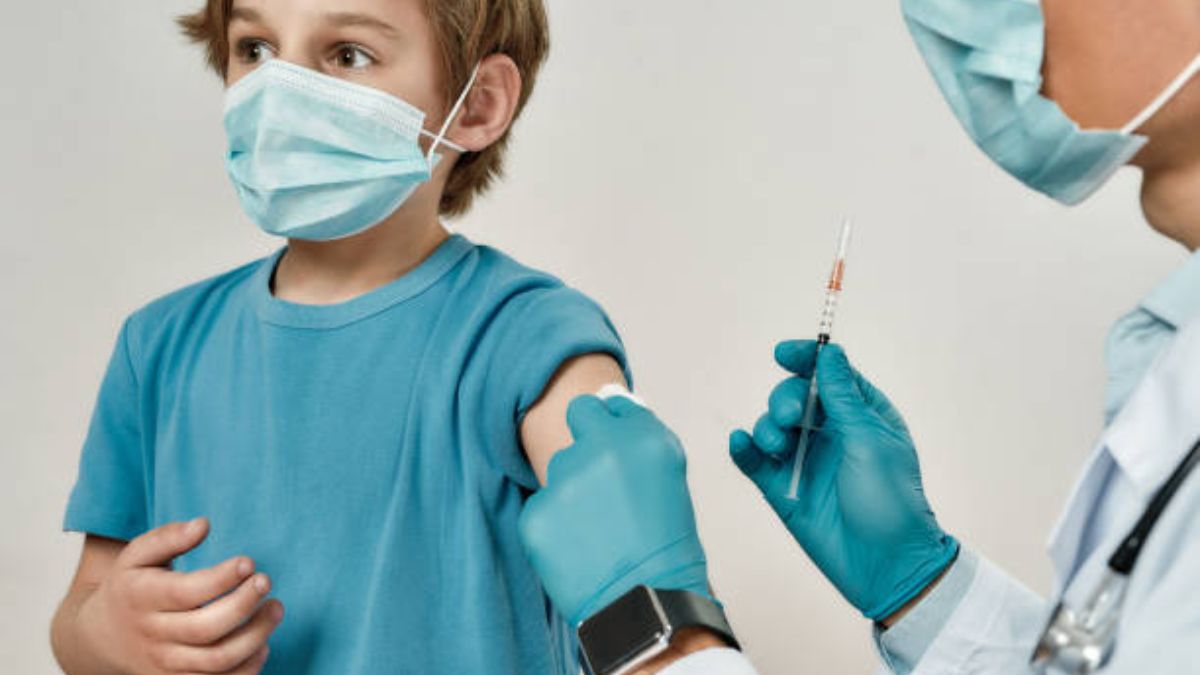 Un niños recibe la vacuna contra el Covid.