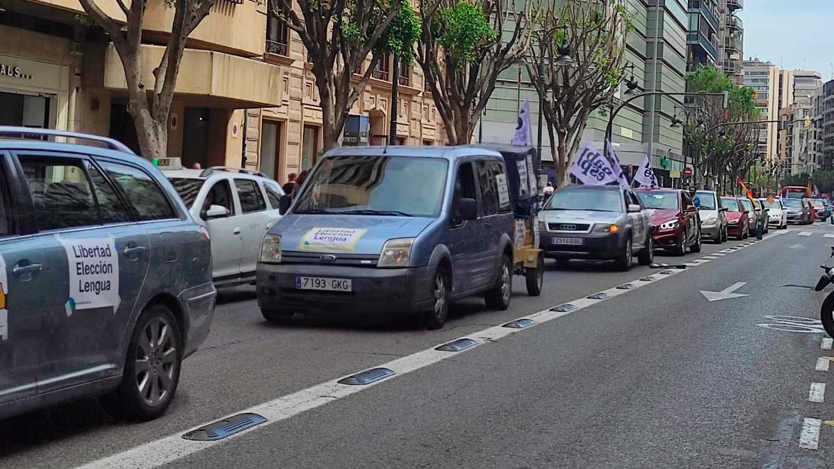 Marcha convocada por Hablamos Español a su paso por la calle Colón de Valencia. Foto:EP