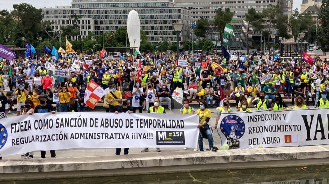 Miles de empleados públicos temporales se manifiestan contra el Gobierno y amenazan con una huelga