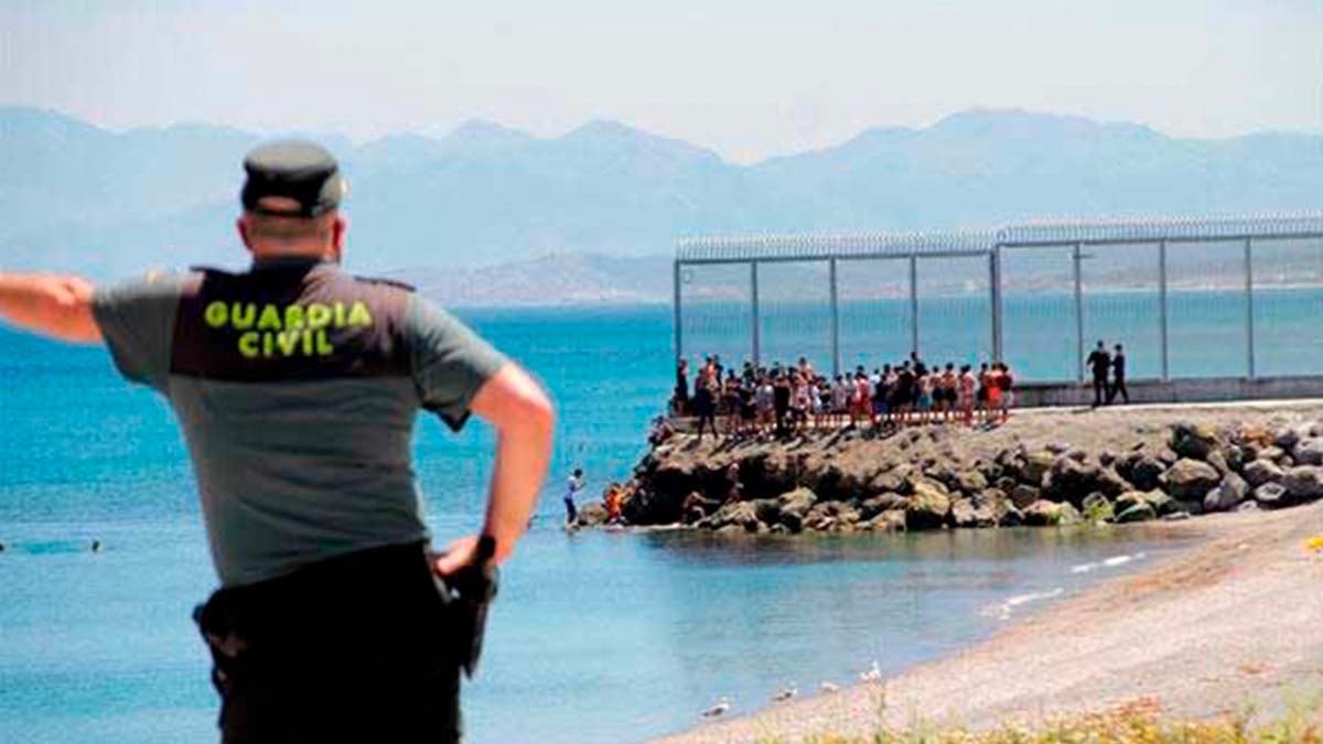 Un guardia civil frente al espigón de El Tarajal, en Ceuta