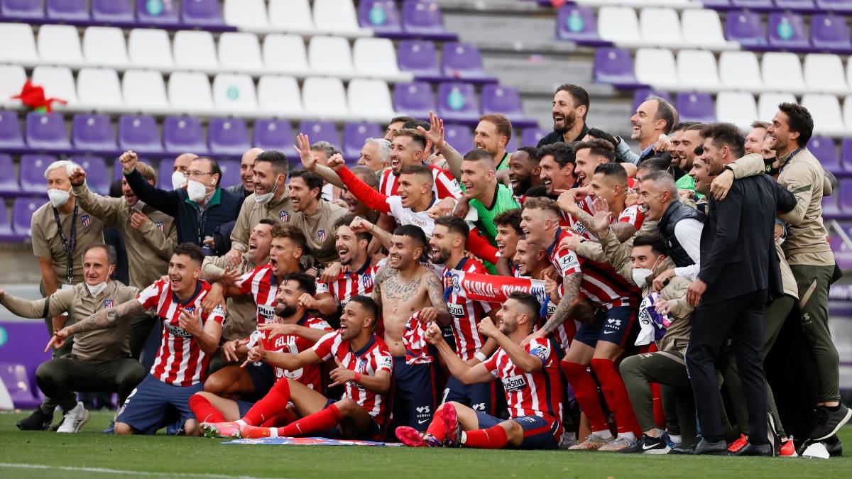 Los jugadores del Atlético posan tras ganar la Liga en Valladolid. (EFE)