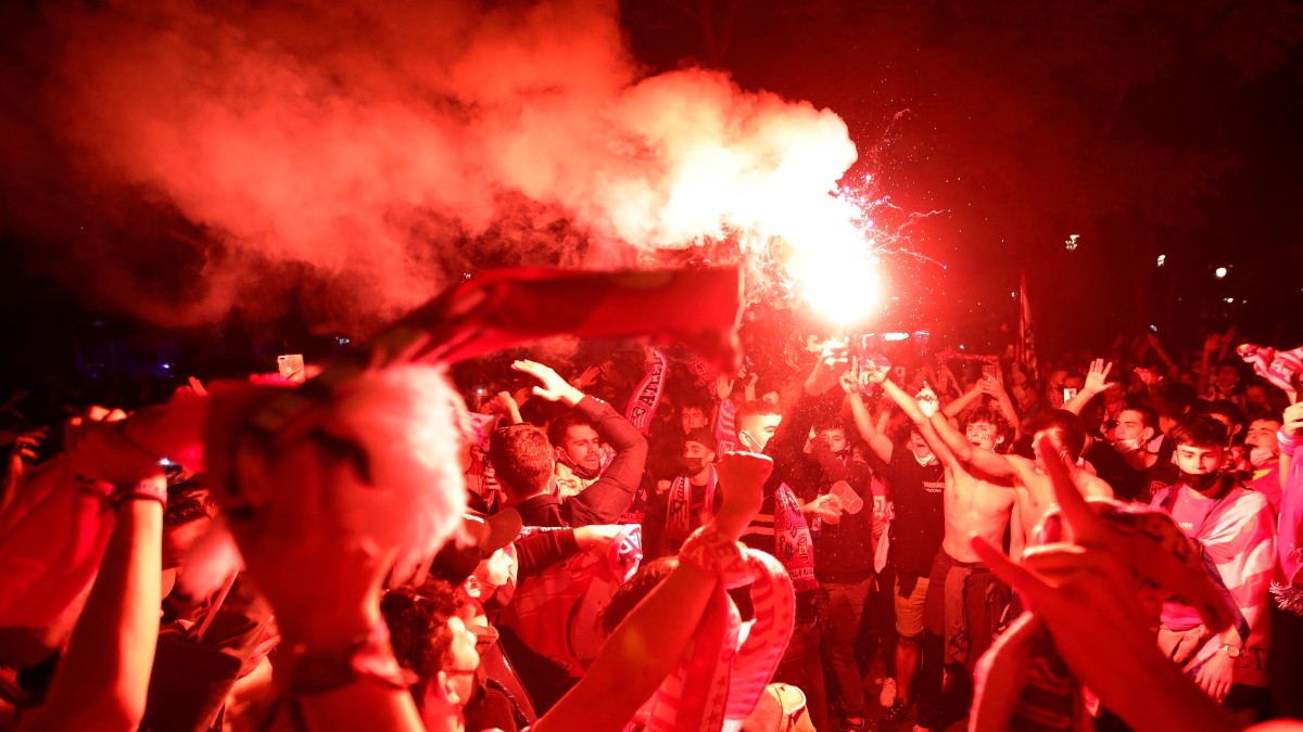 Los seguidores del Atlético celebran la Liga en Neptuno. (EFE)