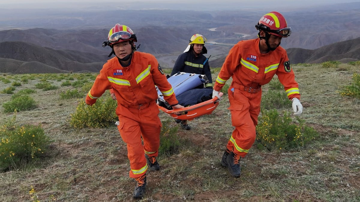 Socorristas transportan material para ayudar a los corredores. (AFP)