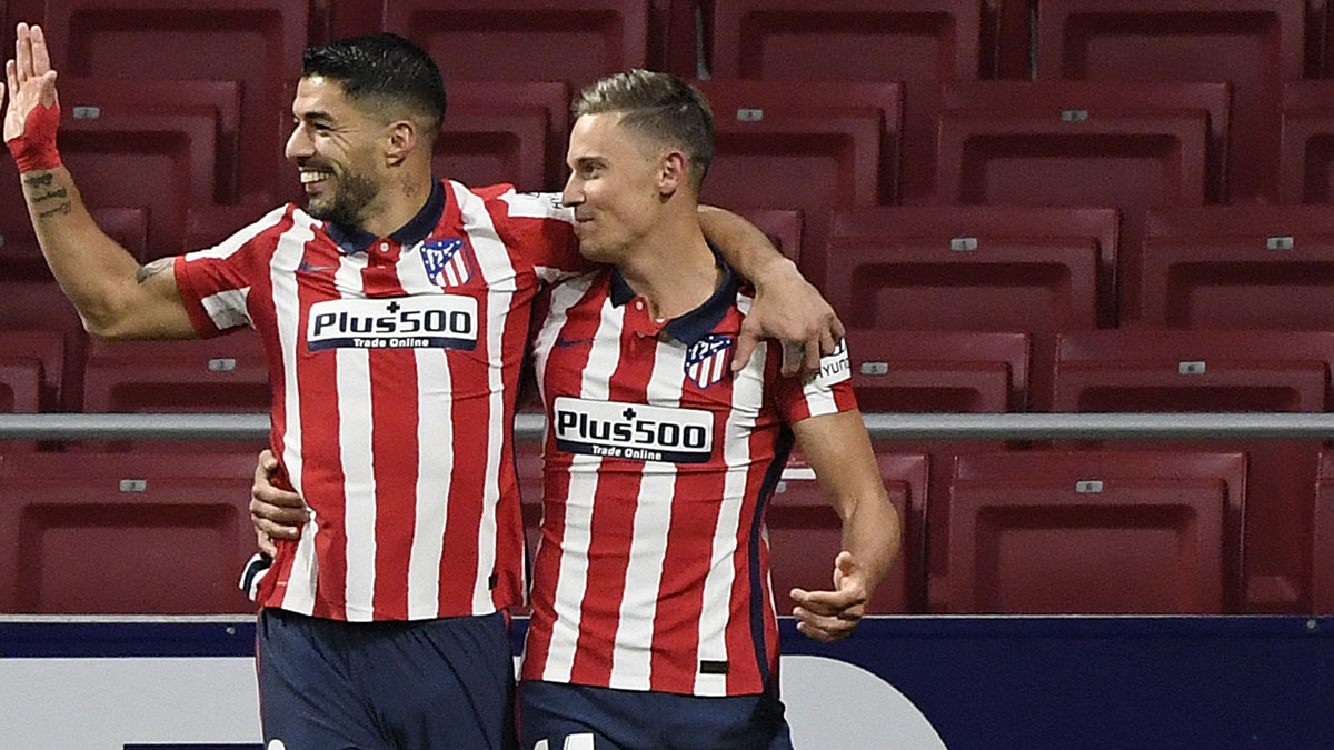 Luis Suárez y Marcos Llorente celebran un gol del Atlético en un partido de la Liga (AFP)