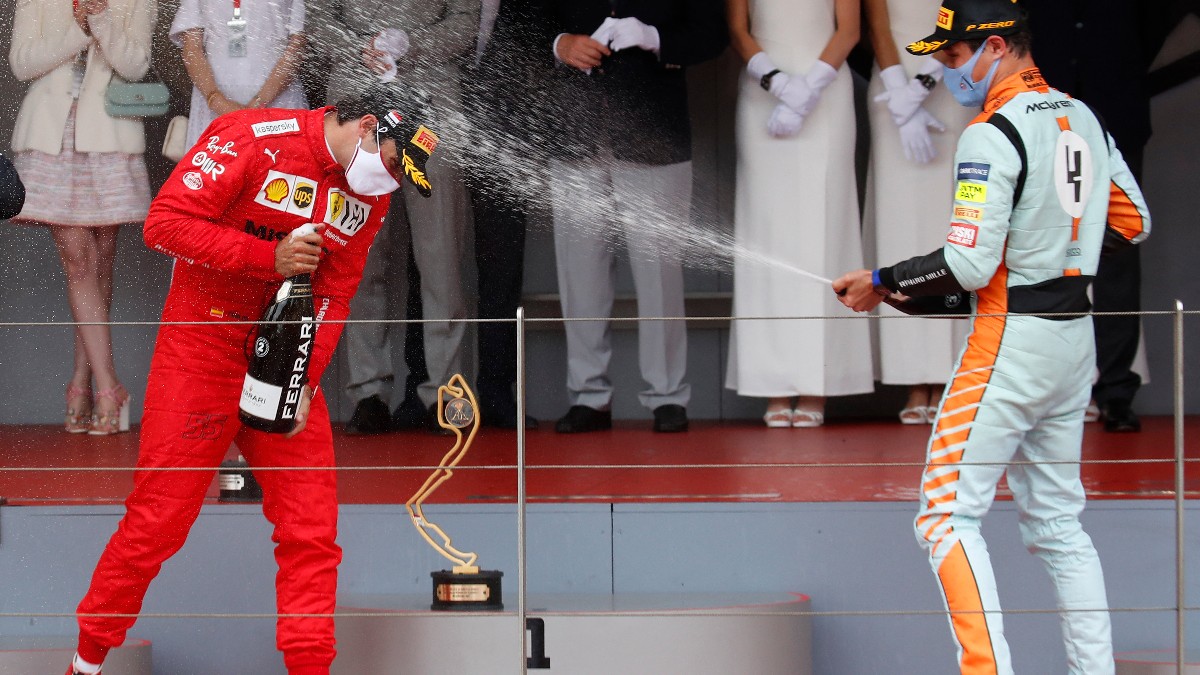 Carlos Sainz, en el podio del GP de Mónaco de F1. (AFP)