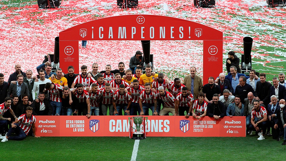 Los jugadores del Atlético levantan el título de Liga. (EFE)