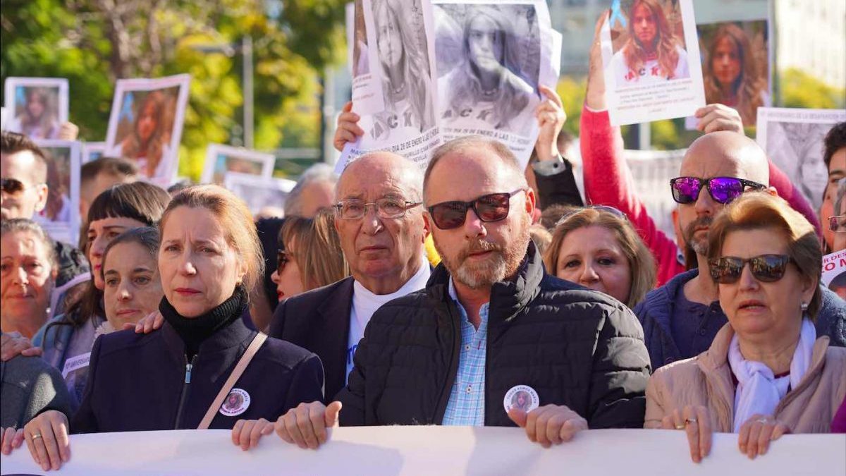 Los padres de Marta, en la manifestación para exigir la repetición del juicio (Eduardo Briones / Europa Press).