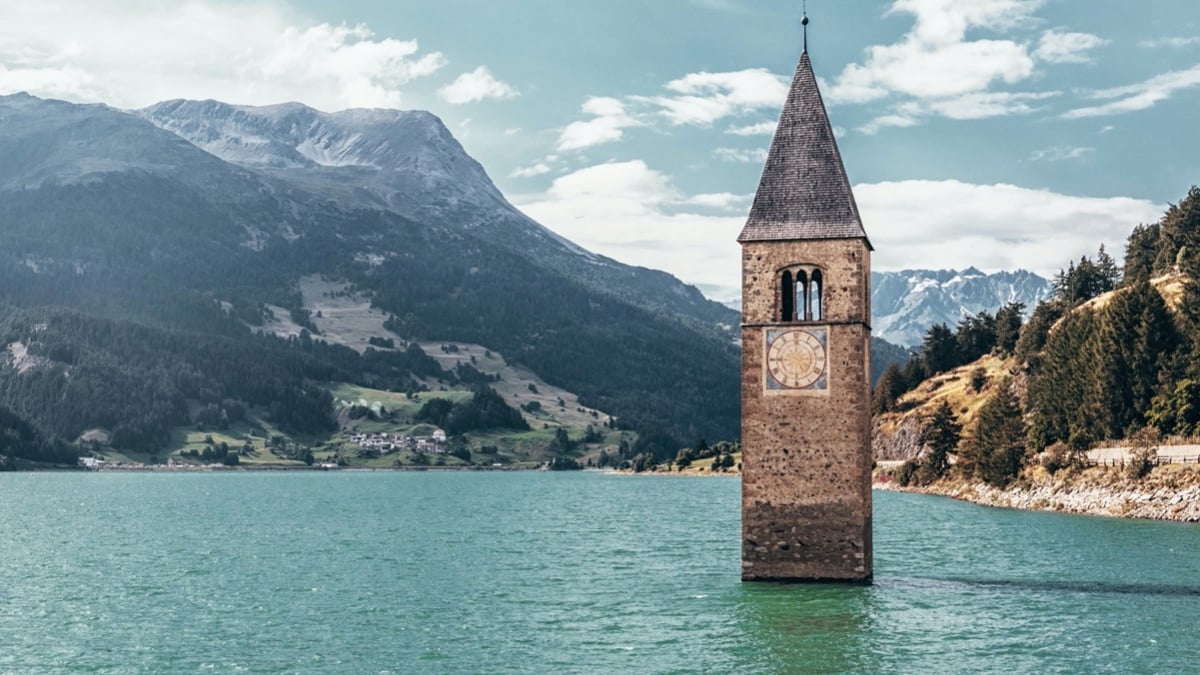 Pueblo italiano lago