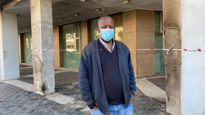 Sevillanos y Policía Nacional recaudan 10.000 € para ayudar a un senegalés al que quemaron su kiosco