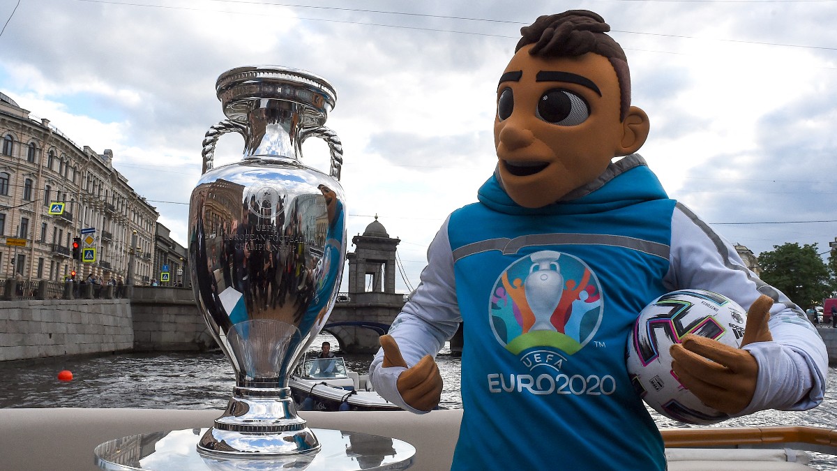 El trofeo y la mascota de la Euro 2020, ‘Skillzy’ (AFP).