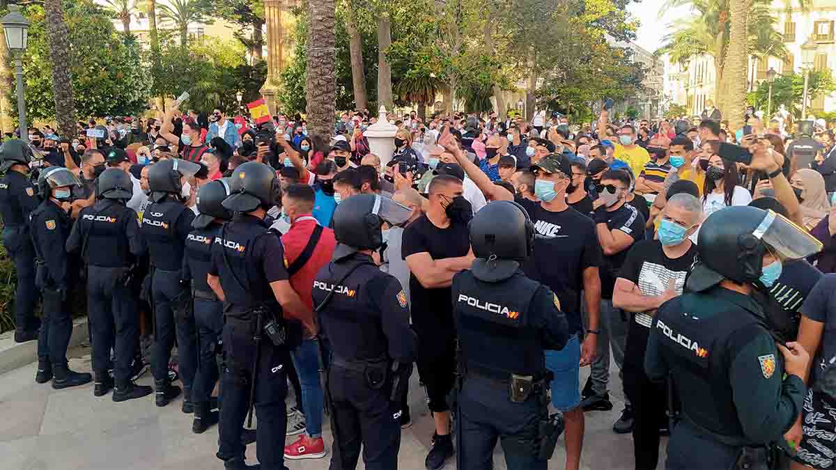 La Policía ante las protestas tras la prohibición del acto de Santiago Abascal en Ceuta