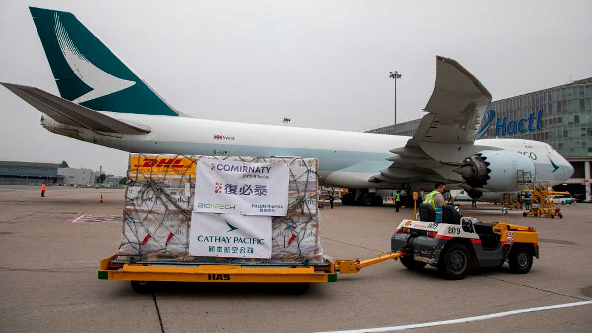 Un lote de vacunas llegando en febrero al aeropuerto de Hong Kong. Foto: AFP